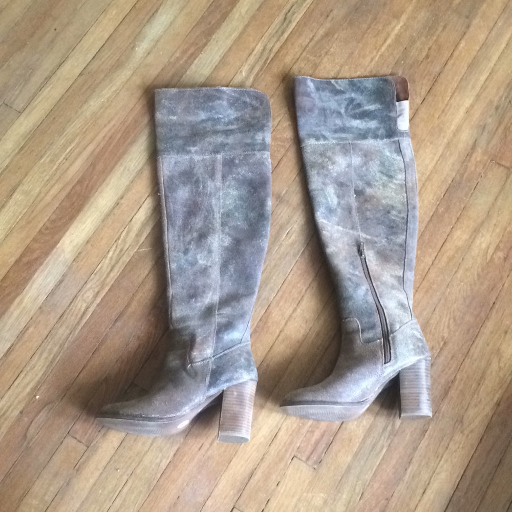 Over-the-knee genuine leather boots.